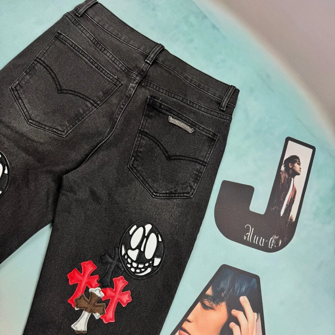 🅿️320 🔘Style No.-KL109 🔘Cro Heart𝐂𝐡𝐫𝐨𝐦𝐞 𝐇𝐞𝐚𝐫𝐭💥Breaking hot style💥CH three-color leather heavy-duty ghost face element rap cross jeans* [Same style as Nomi]-Original label Vintage textured jeans are coming Even if you are not a veteran in the fashion industry, you can easily notice that these jeans are extraordinary, and the vintage texture is restored to the extreme. Rare material, refined craftsmanship: Made of special cowhide originating in Italy, printed and then cut, paired with custom-made sheepskin, spliced ​​with three layers of thick-line leather. After being washed with heavy water and then hand-splashed with ink by craftsmen, every detail is high-end. Three-dimensional tailoring, diverse adaptability: Use three-dimensional tailoring technology to create a loose fit that is not flattering on your figure, making you look taller and slimmer while ensuring comfort. Both men and women can control it and easily create the same style for couples. Produced by a big factory, worry-free quality: It is produced by a big factory and follows the original factory quality control standards, allowing you to enjoy big-brand quality and design at an affordable price. Suitable for all seasons, these versatile and practical jeans are definitely an indispensable item in your wardrobe.  Size: S M L XL XXL (28.30.32.34.36) Color: Black